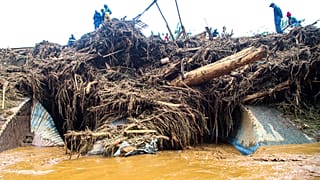 Des habitants de Mai Mahiu au Kenya constatent les dégâts après la rupture d'un barrage
