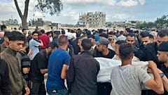 مشيعون يحملون جثامين أفراد من عائلة أبو طه الذين قتلوا في غارة جوية إسرائيلية، أثناء تشييع في مقبرة السلام، شرق رفح، قطاع غزة