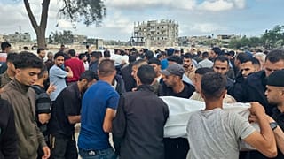 مشيعون يحملون جثامين أفراد من عائلة أبو طه الذين قتلوا في غارة جوية إسرائيلية، أثناء تشييع في مقبرة السلام، شرق رفح، قطاع غزة