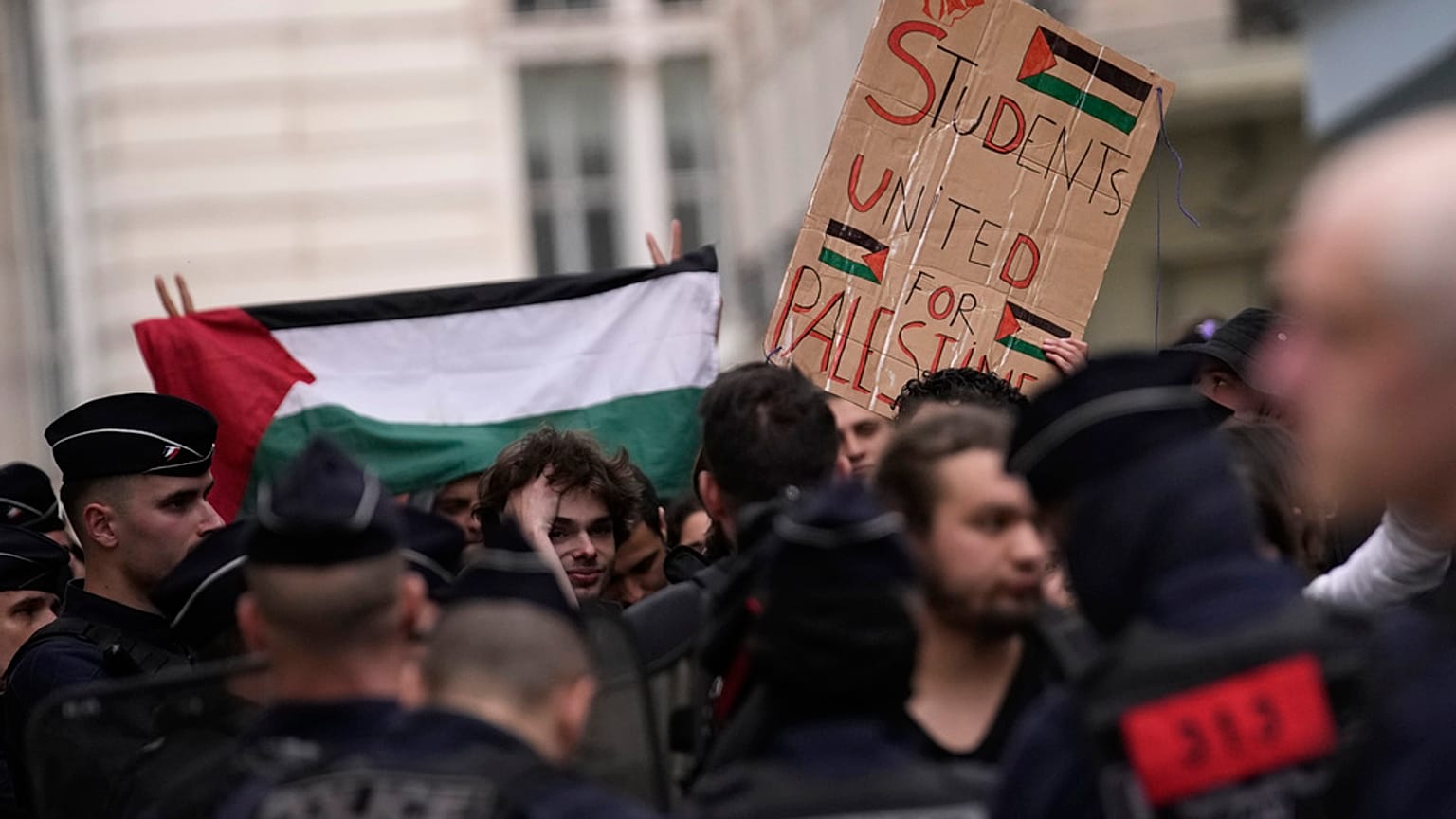 Science Po'da Filistin destekçisi öğrencilerin protestosu