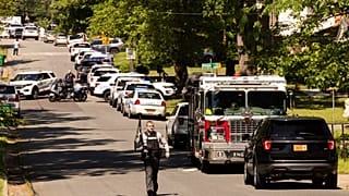 Yaşanan çatışmanın ardından olay yerine çok sayıda polis ve ambulans sevk edildi