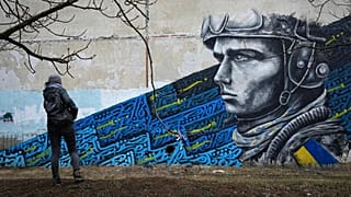 لوحة جدارية تصور جنديًا أوكرانيًا في خاركيف، أوكرانيا.