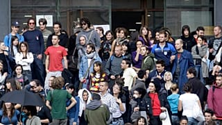 Studenti universitari davanti alla facoltà di Lettere e Filosofia dell'Università degli studi di Roma "La Sapienza"