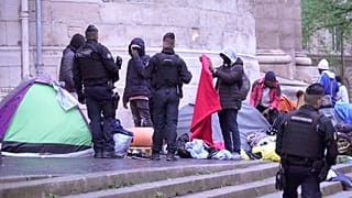 إجلاء المهاجرين من مخيم مؤقت في باريس، فرنسا 30 أبريل 2024.