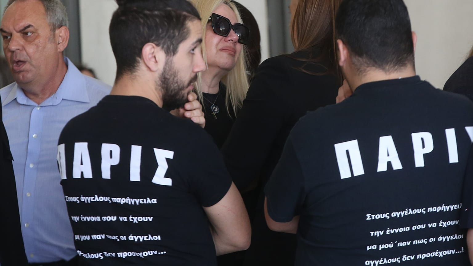 Συγγενείς θυμάτων έξω από το δικαστήριο όπου διεξάγεται η δίκη για την τραγωδία στο Μάτι