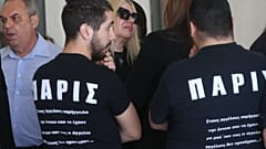 Συγγενείς θυμάτων έξω από το δικαστήριο όπου διεξάγεται η δίκη για την τραγωδία στο Μάτι