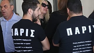 Συγγενείς θυμάτων έξω από το δικαστήριο όπου διεξάγεται η δίκη για την τραγωδία στο Μάτι
