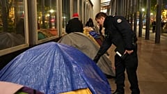 Die französische Polizei hat ein Flüchtlingslager neben dem Pariser Rathaus geräumt.