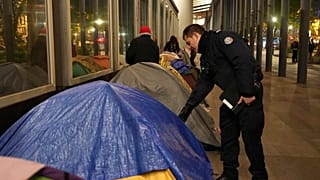 Die französische Polizei hat ein Flüchtlingslager neben dem Pariser Rathaus geräumt.