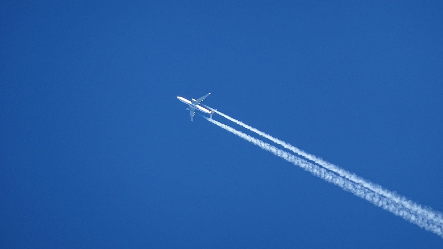 The EU has plans to require airlines to monitor contrails. 