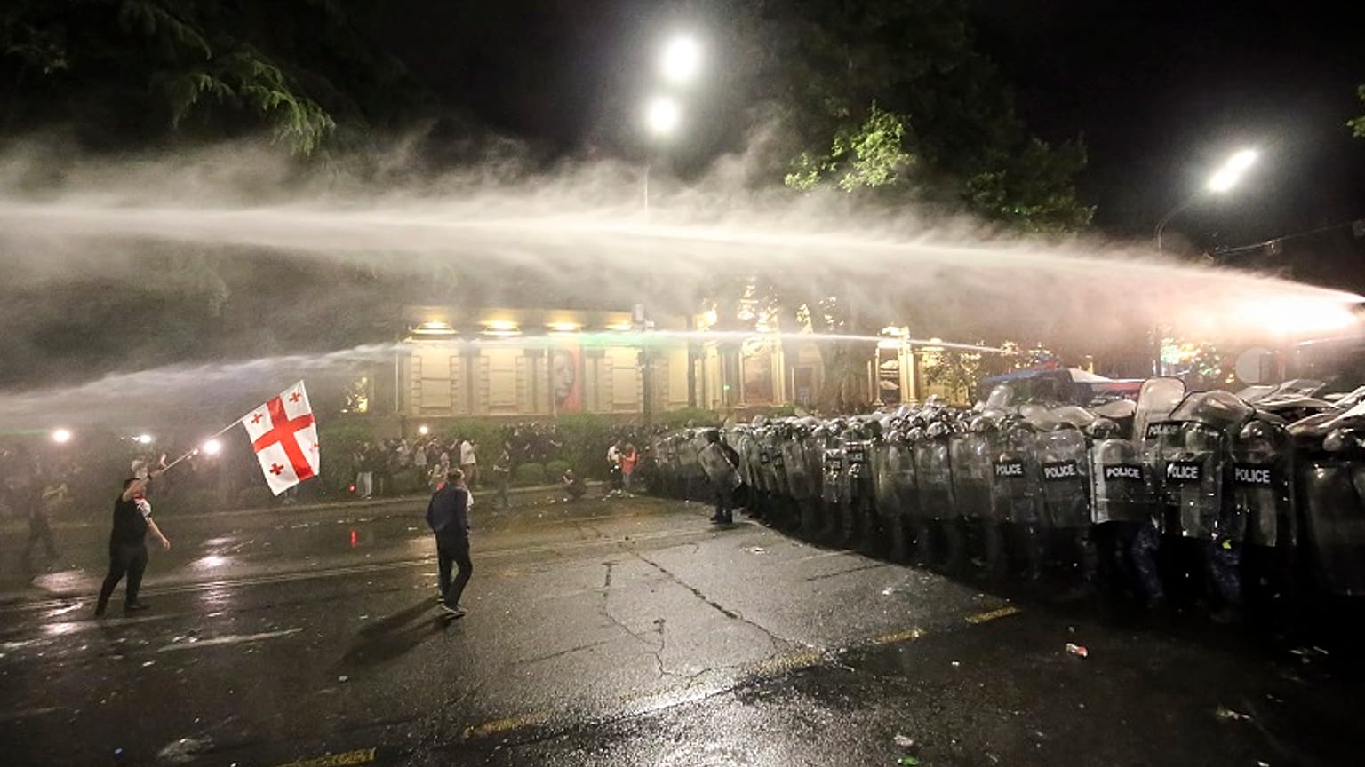 La Policía dispersa a los manifestantes con cañones de agua en una protesta contra la 'ley rusa' en Tiflis (Georgia) en la madrugada de este miércoles 1 de mayo