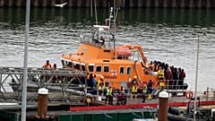 Eine Gruppe von Menschen, von denen angenommen wird, dass es sich um Migranten handelt, wird von der Border Force nach einem kleinen Bootsunfall im Ärmelkanal am 23. April 2024 nach Dover gebracht
