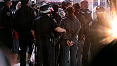 New York polisi, 30 Nisan 2024 salı günü New York'taki Columbia Üniversitesi kampüsünün yakınında insanları gözaltına alıyor