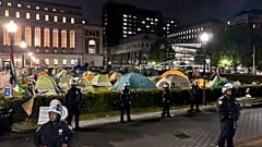 Rendőrök a Columbia Egyetem campusán a palesztinpárti tüntetők sátortábora előtt