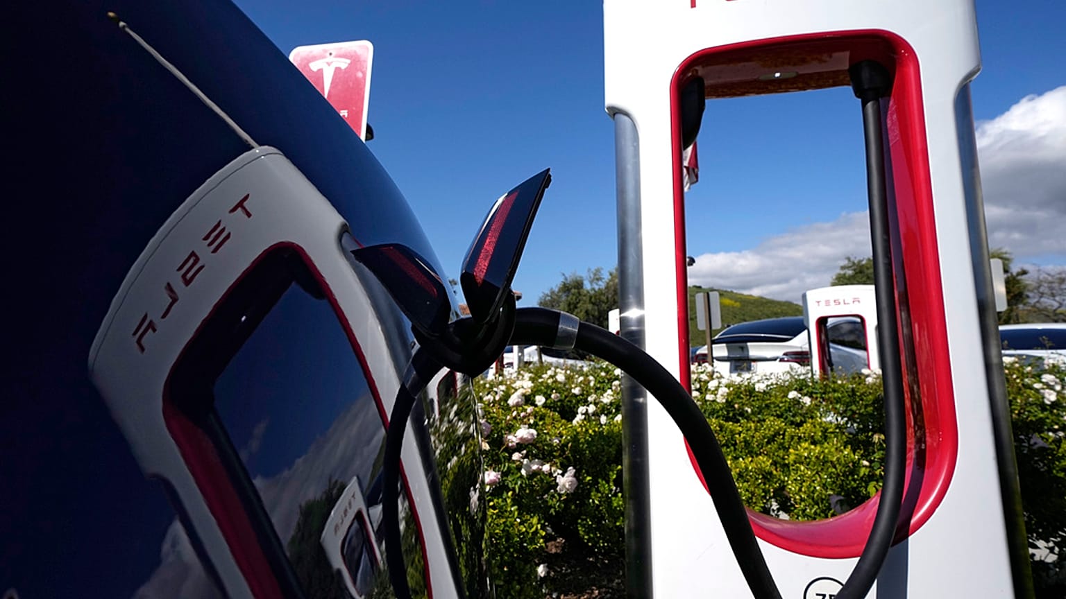 Tesla yaygın şarj istasyonu ağını diğer otomobil üreticilerine açma kararı aldı