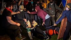 An der University of California in Los Angeles ist es zu gewalttätigen Zusammenstößen zwischen pro-palästinensischen und pro-israelischen Demonstranten gekommen. 
