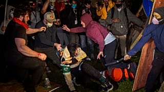 An der University of California in Los Angeles ist es zu gewalttätigen Zusammenstößen zwischen pro-palästinensischen und pro-israelischen Demonstranten gekommen. 