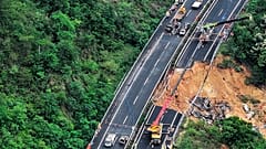 Die Autobahn stürtzte ab und riss 20 Autos in die Tiefe.