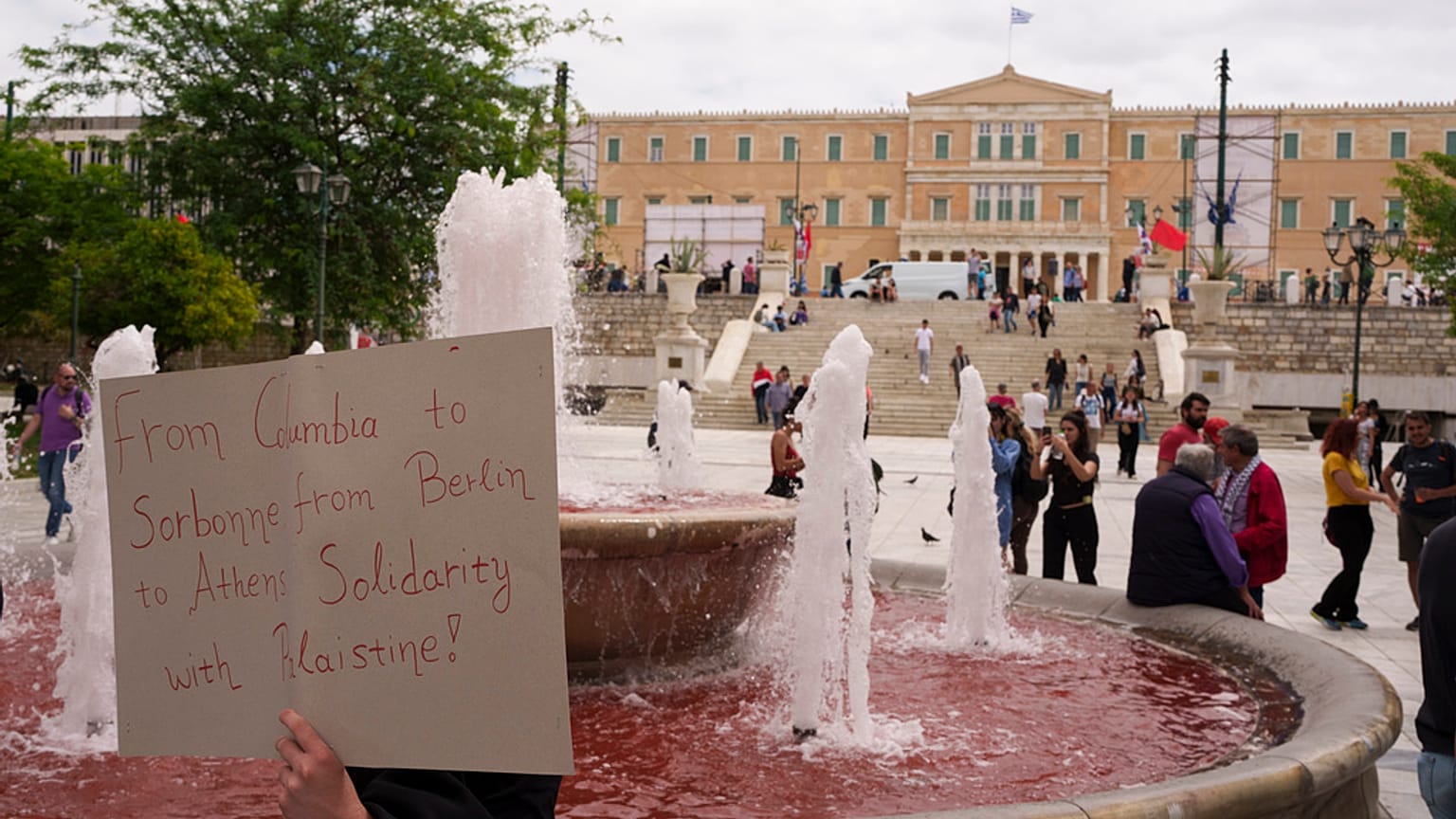 In Athen in Griechenland organisierten Gewerkschaften, Studentenorganisationen und Jugendparteien einen Marsch zum ersten Mai.