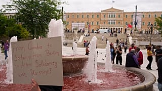 In Athen in Griechenland organisierten Gewerkschaften, Studentenorganisationen und Jugendparteien einen Marsch zum ersten Mai.