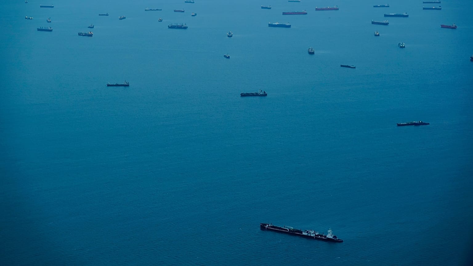 Los buques de carga esperan en la Bahía de Panamá antes de cruzar el Canal de Panamá en la Ciudad de Panamá.