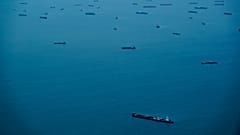 Los buques de carga esperan en la Bahía de Panamá antes de cruzar el Canal de Panamá en la Ciudad de Panamá.