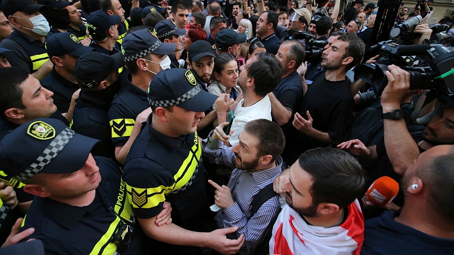 Bei Protesten gegen das sogenannte "Gesetz über ausländische Einflussnahme" sind am Dienstag 63 Menschen in der georgischen Hauptstadt Tiflis festgenommen worden.
