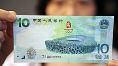 Kínai nő egy 10 jüanos bankjeggyel