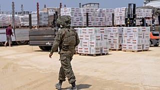 Израилькие военные на КПП, где стоят грузовики с гуманитарным грузом для сектора Газа