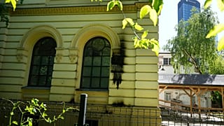 Vista de la fachada de la sinagoga atacada en Varsovia