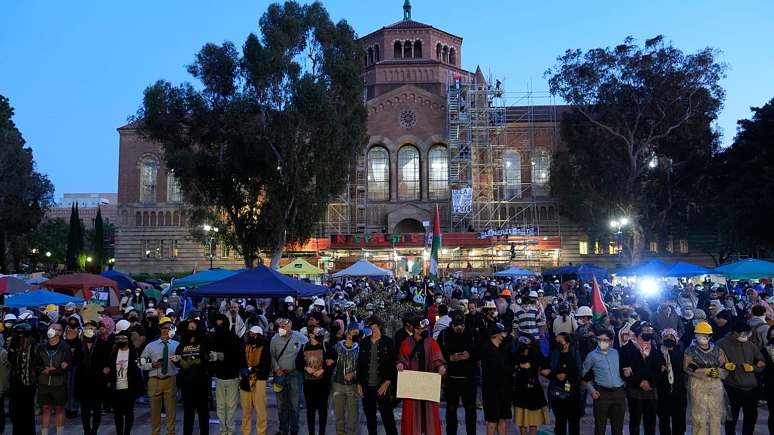 Depois de evacuado o acampamento, manifestantes ocuparam a escadaria
