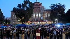 Depois de evacuado o acampamento, manifestantes ocuparam a escadaria