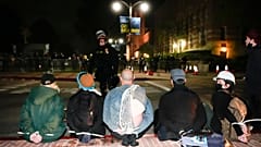 Demonstranten werden am Donnerstag, dem 2. Mai 2024, auf dem UCLA-Campus in Los Angeles festgenommen.