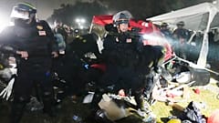 Agenti di polizia durante lo sgombero dell'accampamento di protesta all'Università della California di Los Angeles, 2 maggio 2024