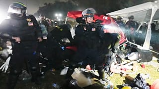 Agenti di polizia durante lo sgombero dell'accampamento di protesta all'Università della California di Los Angeles, 2 maggio 2024