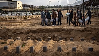 فلسطينيون يحملون جثث أقاربهم الذين قتلوا في القصف الإسرائيلي لقطاع غزة، خلال جنازتهم في مقبرة في رفح، جنوب غزة
