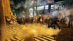 Gürcistan'ın başkenti Tiflis'te "Rus yasası" olarak bilinen tasarıyı protesto eden göstericiler polis şiddetiyle karşılaştı