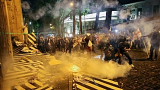 Gürcistan'ın başkenti Tiflis'te "Rus yasası" olarak bilinen tasarıyı protesto eden göstericiler polis şiddetiyle karşılaştı