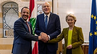 El primer ministro Libanés, Najib Mikati, junto al mandatario de Chipre, Nikos Christodoulides y Ursula von der Leyen, presidenta de la Comisión Europea
