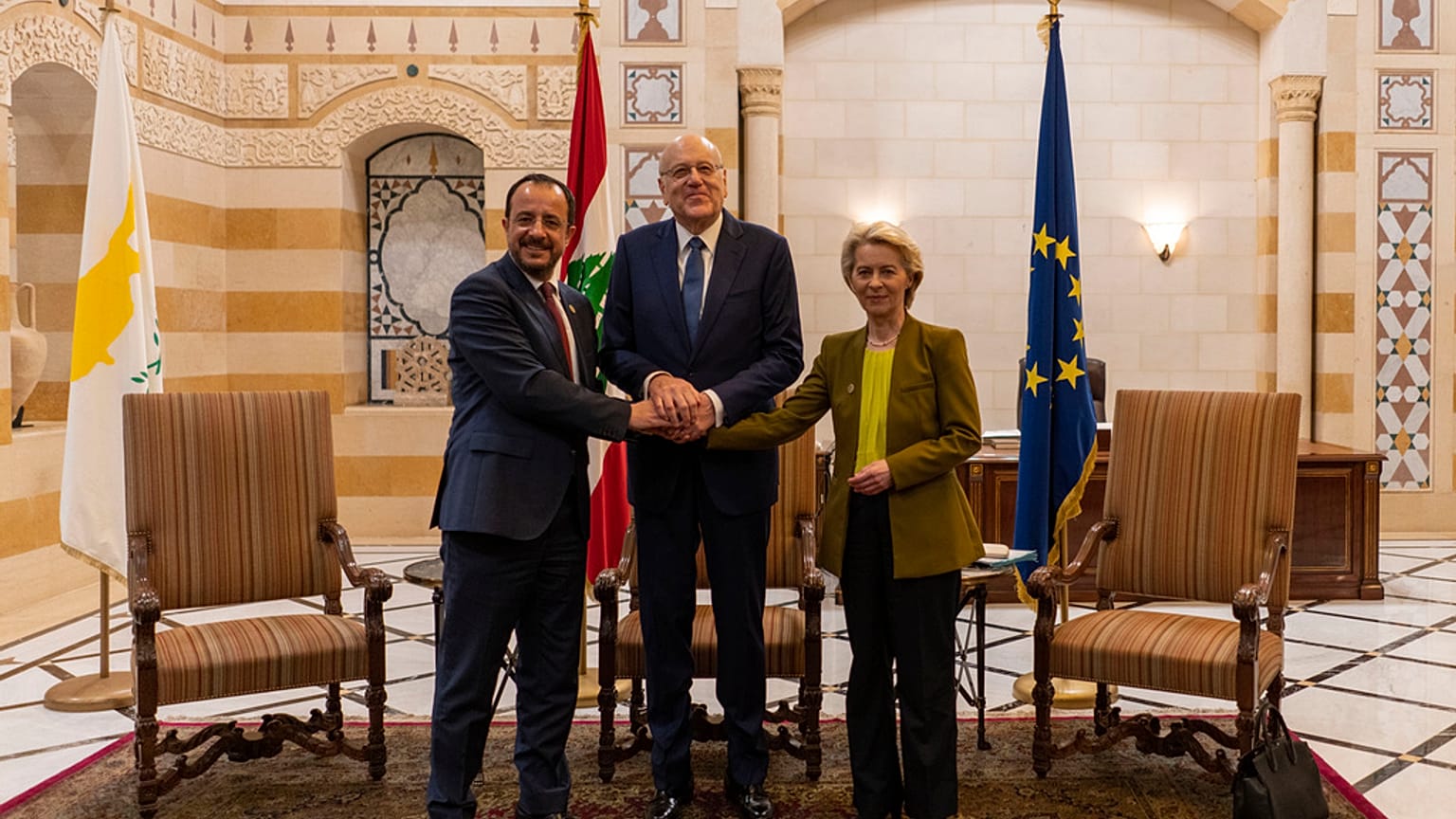   رئيس الوزراء اللبناني المؤقت نجيب ميقاتي، وسط، والرئيس القبرصي نيكوس خريستودوليدس، يسار، ورئيسة المفوضية الأوروبية أورسولا فون دير لاين في قصر الحكومة في بيروت، لبنان.