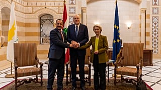   رئيس الوزراء اللبناني المؤقت نجيب ميقاتي، وسط، والرئيس القبرصي نيكوس خريستودوليدس، يسار، ورئيسة المفوضية الأوروبية أورسولا فون دير لاين في قصر الحكومة في بيروت، لبنان.