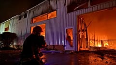 Rettungskräfte versuchen, ein Feuer nach einem russischen Angriff in Odessa am 1. Mai 2024 zu löschen