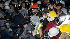  Les forces de l’ordre, équipées de tenues antiémeutes, ont procédé à plusieurs arrestations sur le campus de UCLA