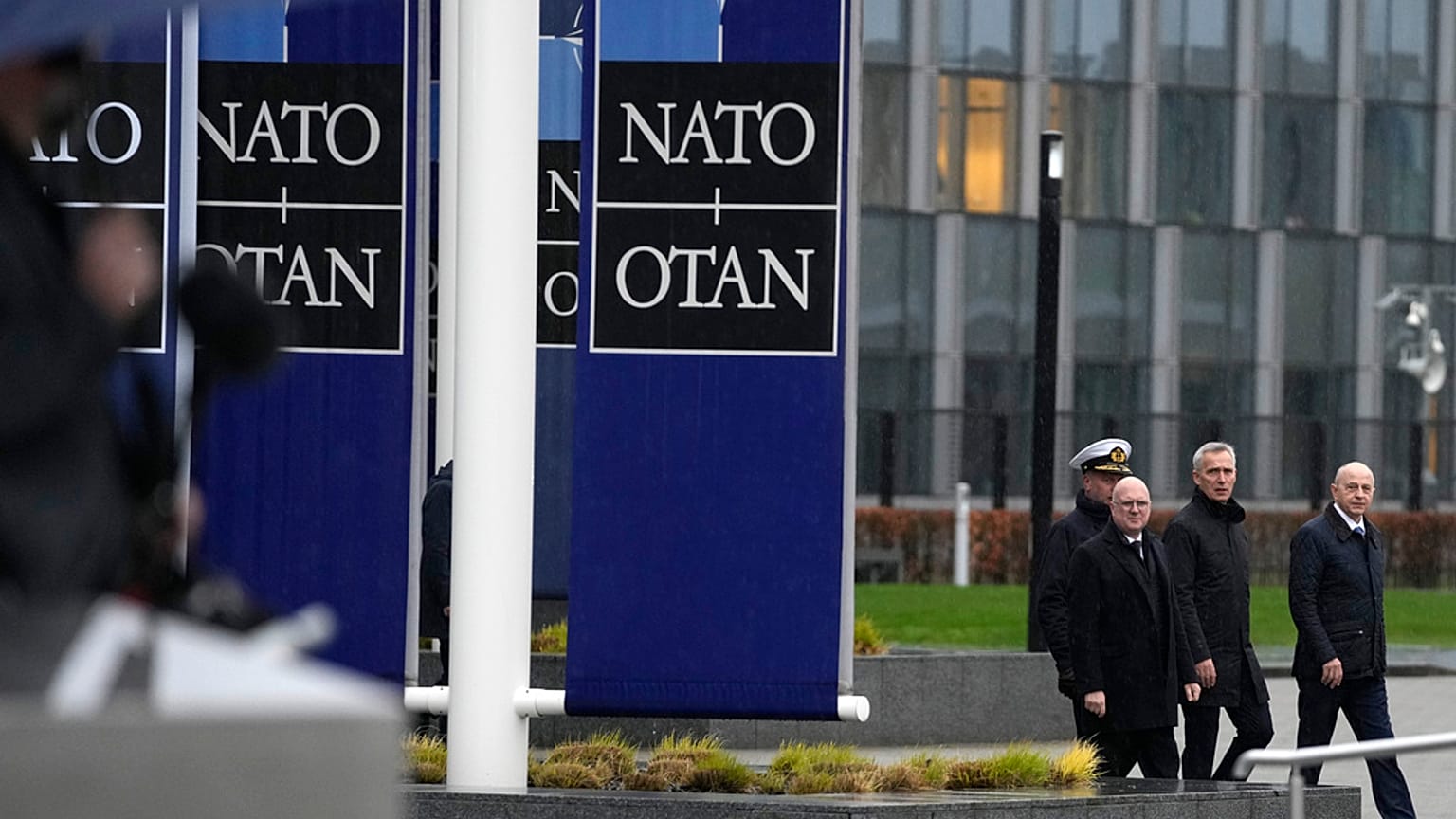 NATO-Generalsekretär Jens Stoltenberg (Zweiter von rechts) trifft im NATO-Hauptquartier in Brüssel ein. 4. April 2024