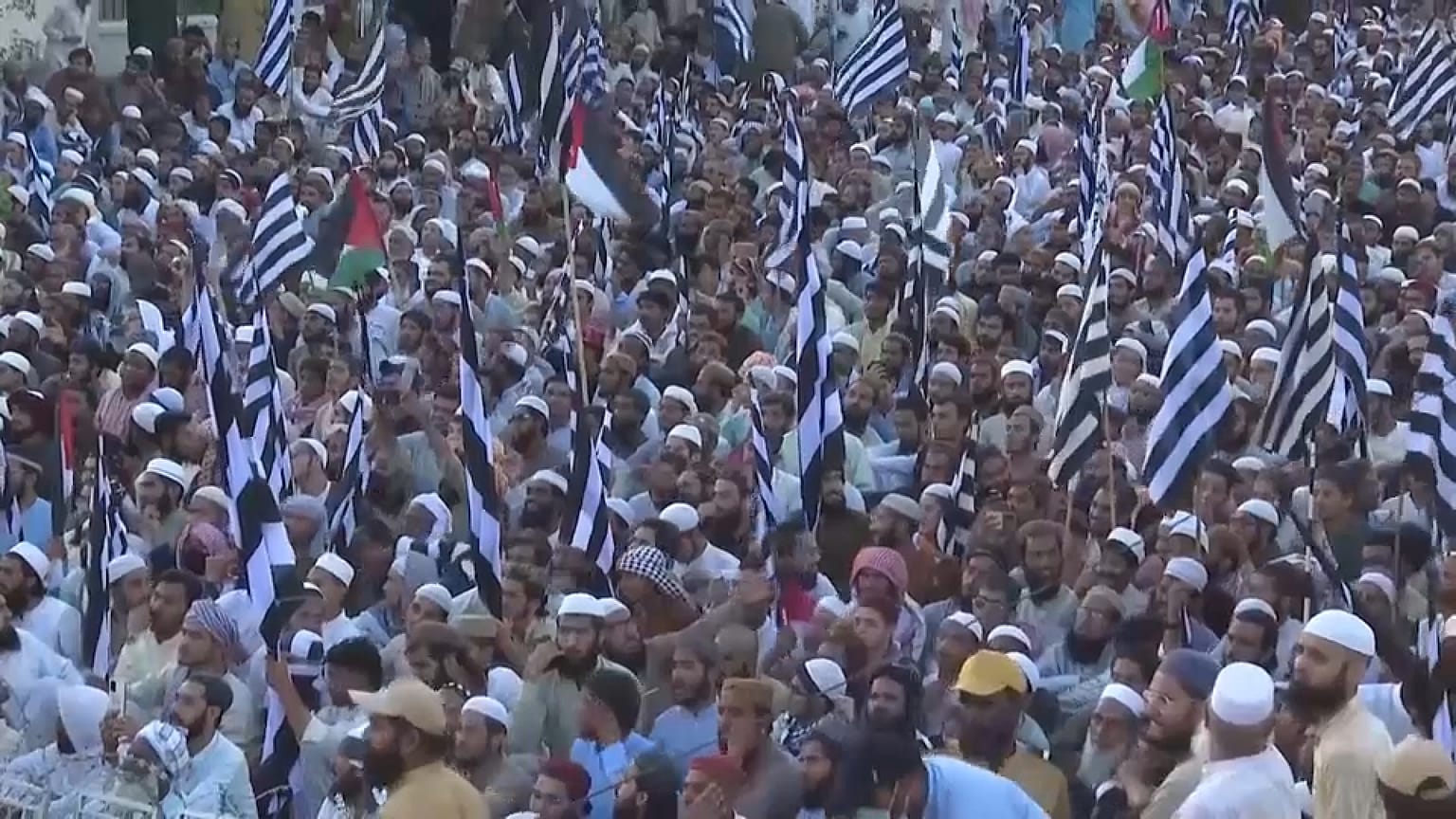 تظاهر مئات الأشخاص في كراتشي، باكستان، للتعبير عن تضامنهم مع الفلسطينيين في قطاع غزة.