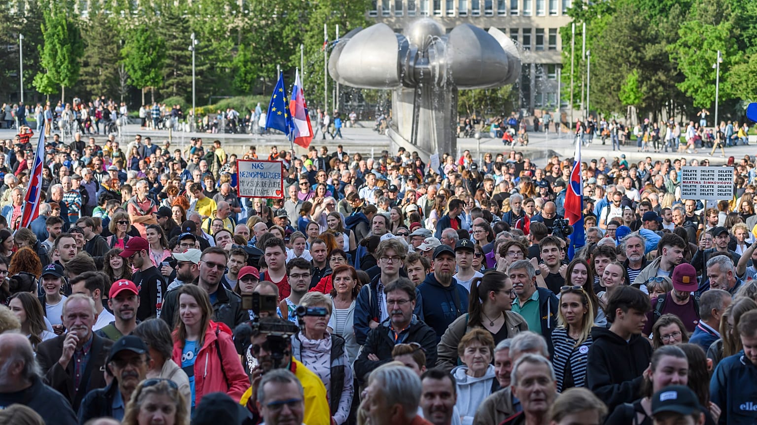 In migliaia sono scesi in piazza a Bratislava per manifestare contro il governo, 2 maggio 2024
