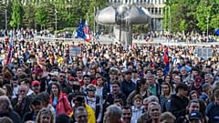Tausende protestieren auf dem Freiheitsplatz in der slowakischen Hauptstadt Bratislava.