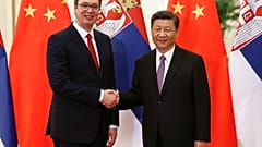 Der serbische Premierminister Aleksandar Vucic, links, und der chinesische Präsident Xi Jinping posieren für Fotografen, als sie sich am Dienstag, den 16. Mai 2017, in Peking treffen. 