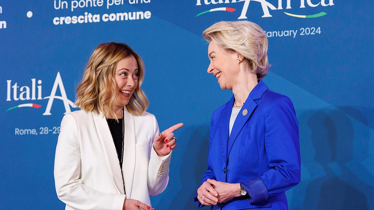 La primera ministra italiana, Giorgia Meloni, izquierda, da la bienvenida a la presidenta de la Comisión Europea, Ursula von der Leyen, en Roma, el 29 de enero de 2024.