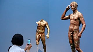 Una scultura intitolata «Statua di una gioventù vittoriosa, 300-100 a.C.» al J. Paul Getty Museum di Los Angeles, il 27 luglio 2015